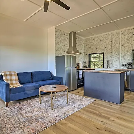 Villa Chic Fredericksburg Retreat - Near Wineries!